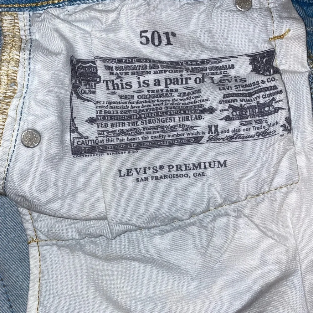 LEVIS HIGH RISE RIPPED SHORTS SIZE W26 - Picture 5 of 6